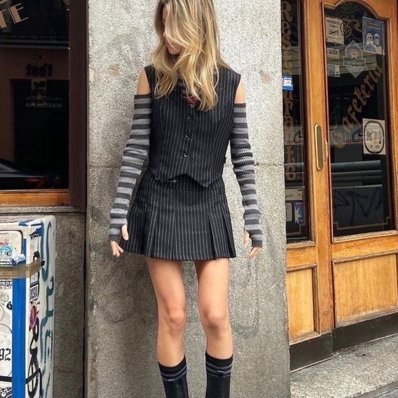 Hot Topic pleated suspender skirt black grommet size small - Picture 2 of 8